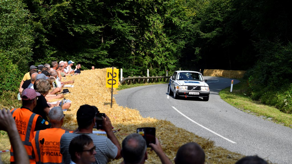 Publikum ser beundrende til, mens Kurt Mejer kører sin historiske Volvo op ad bjerget i sidste års udgave af Munkebjerg Hillclimb.
(Foto: Michael Eisenberg)